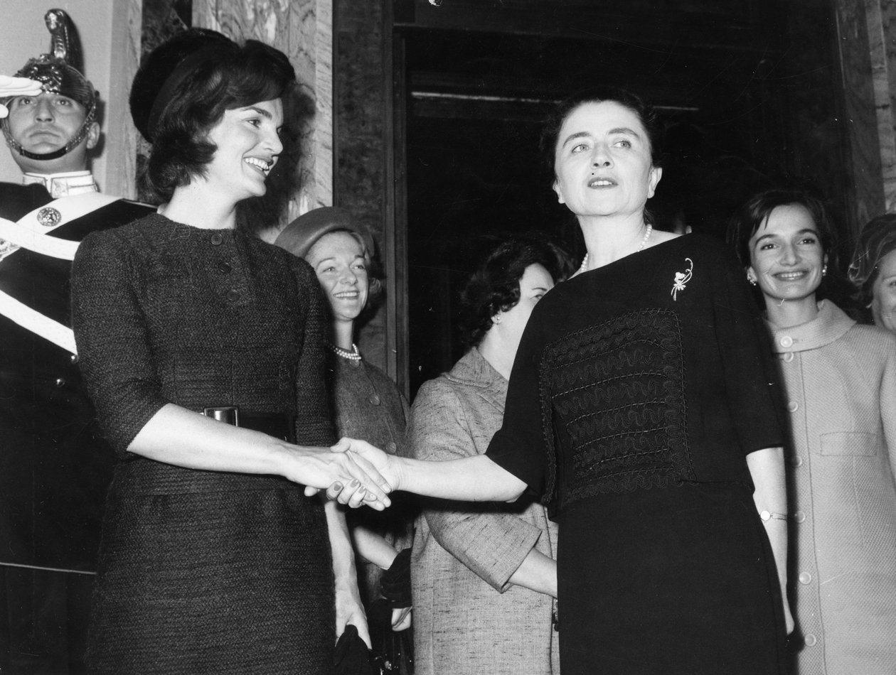 Jacqueline Kennedy con Carla Gronchi. Roma. 1962. de Unbekannt