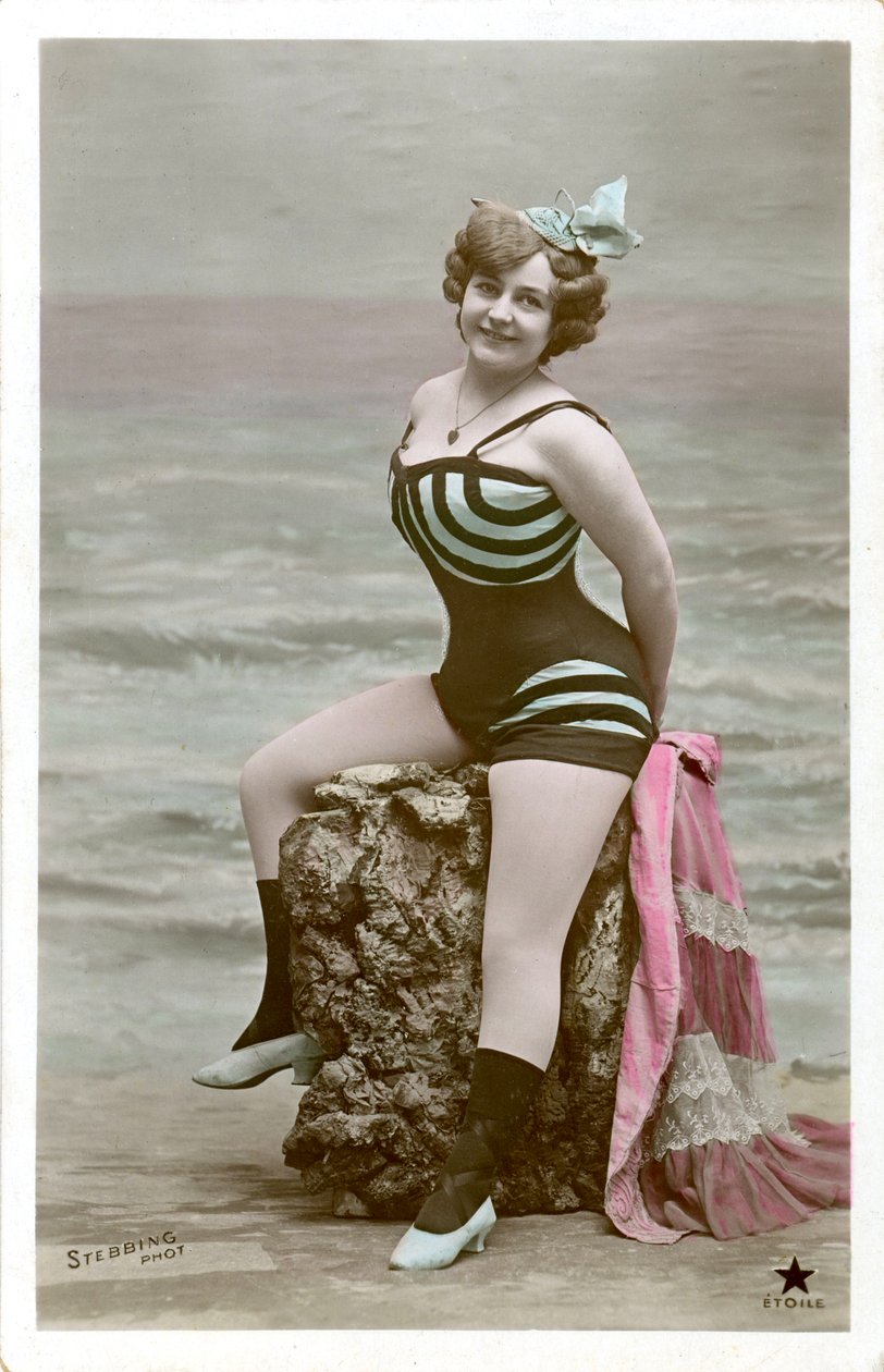 Mujer en traje de baño, c. principios de 1900 (postal) de Alec Hunter