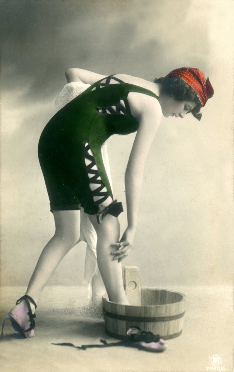 Mujer en traje de baño, c. principios de 1900 (postal) de Alec Hunter