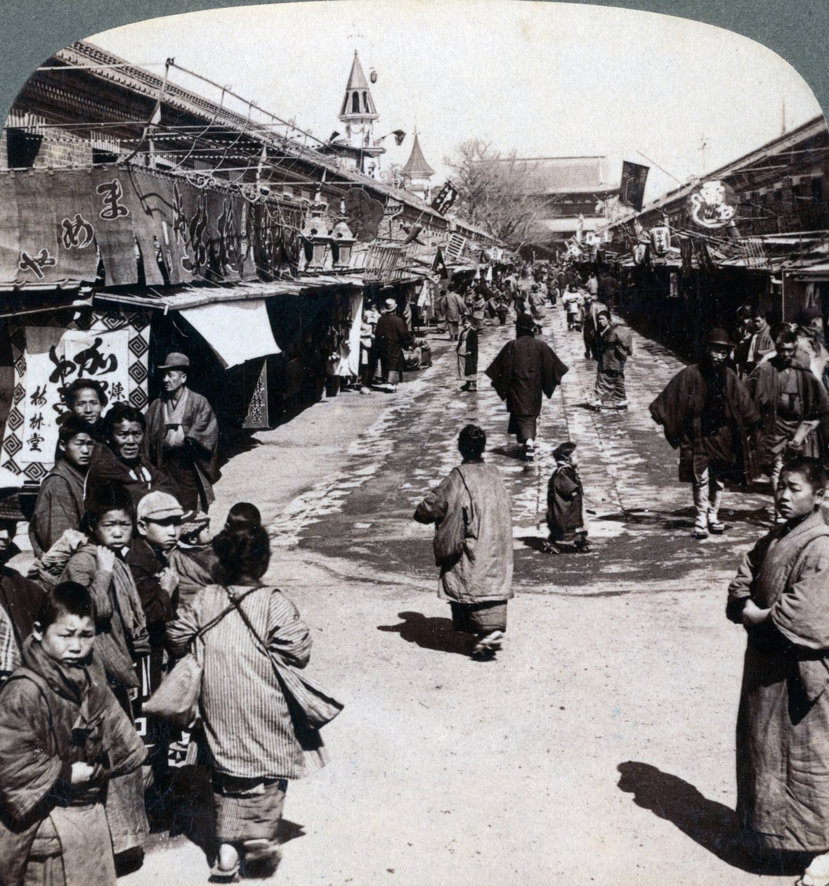 Calle Asakusa, Tokio, Japón, 1896 de Underwood and Underwood