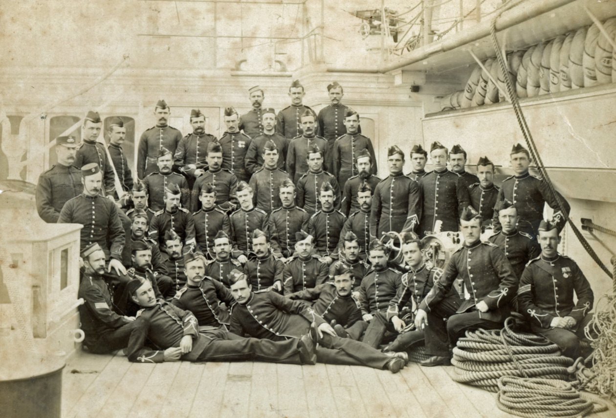Destacamento de la Marina Real a bordo de un buque de guerra no identificado, c.1880 de Unknown