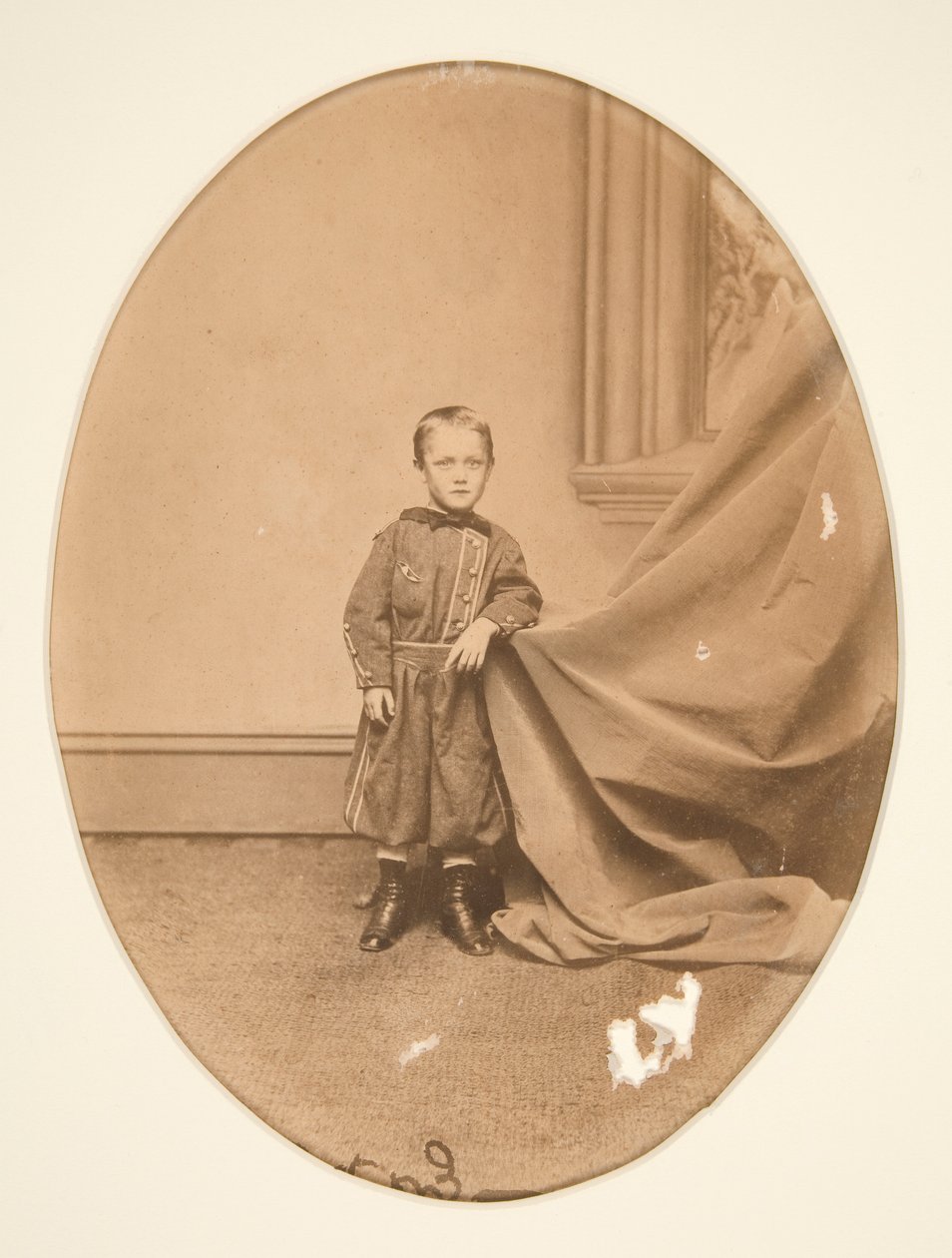 retrato de un niño de pie de Unknown
