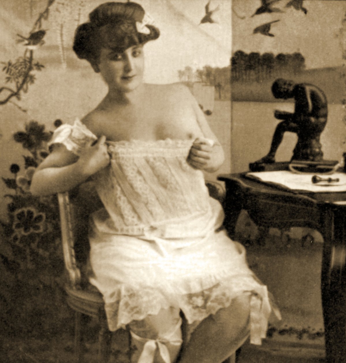 Joven mujer mostrando una camisola de encaje, c.1900 de Unknown