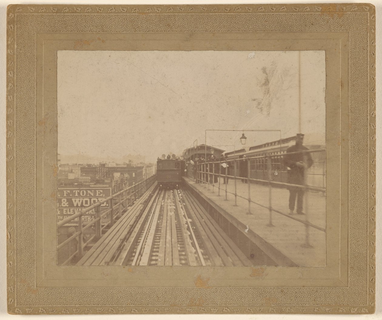 [Vista de un tren saliendo de la estación] de Unknown artist