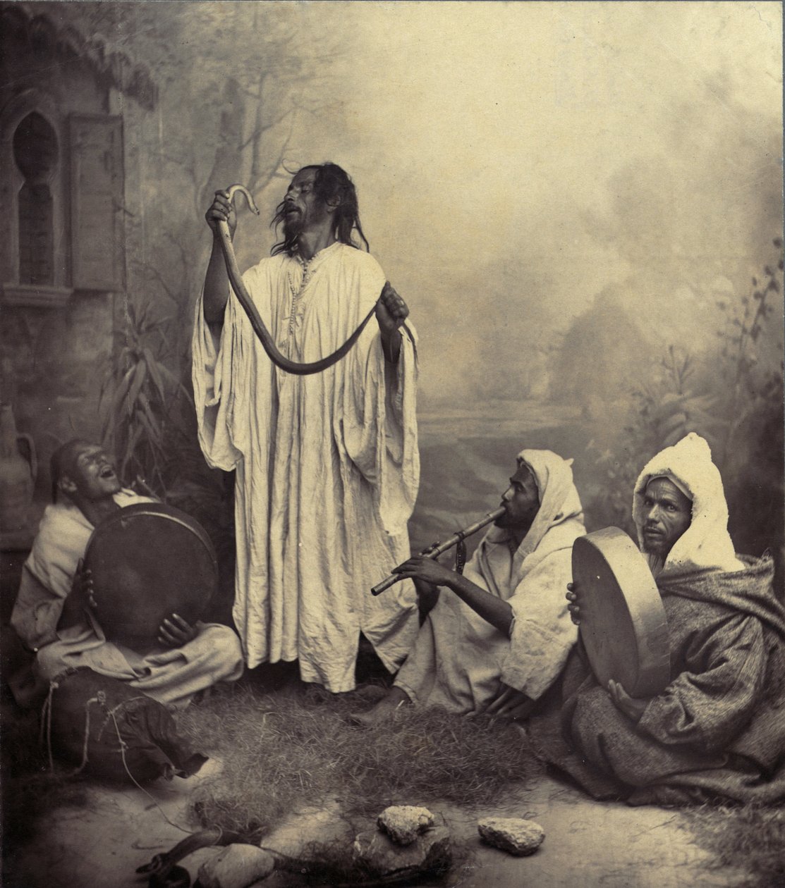 Encantadores de serpientes en Tánger, Marruecos. de Unknown photographer
