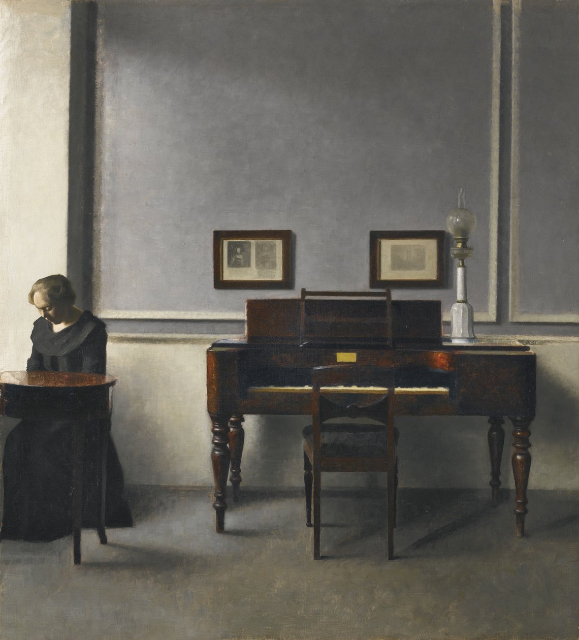 Ida en un Interior con Piano de Vilhelm Hammershøi
