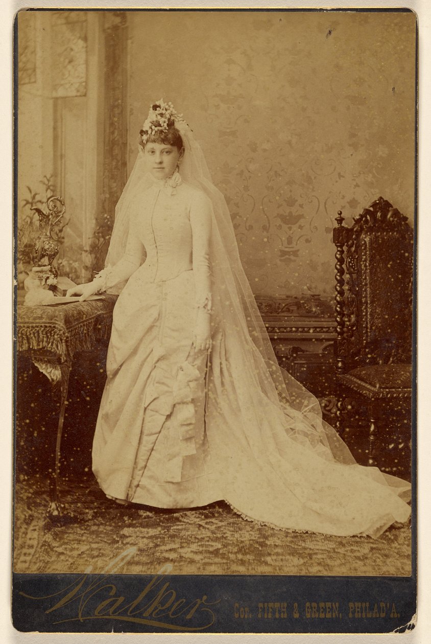 [Mujer no identificada en traje de novia, de pie] de Walker
