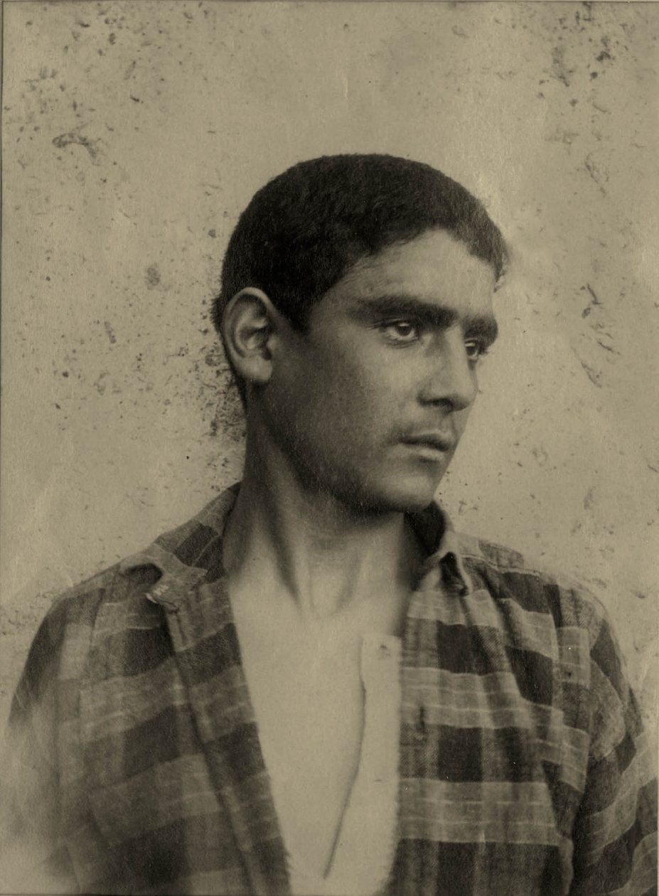 Retrato de un joven con camisa a cuadros, Sicilia c.1896 de Baron Wilhelm von Gloeden