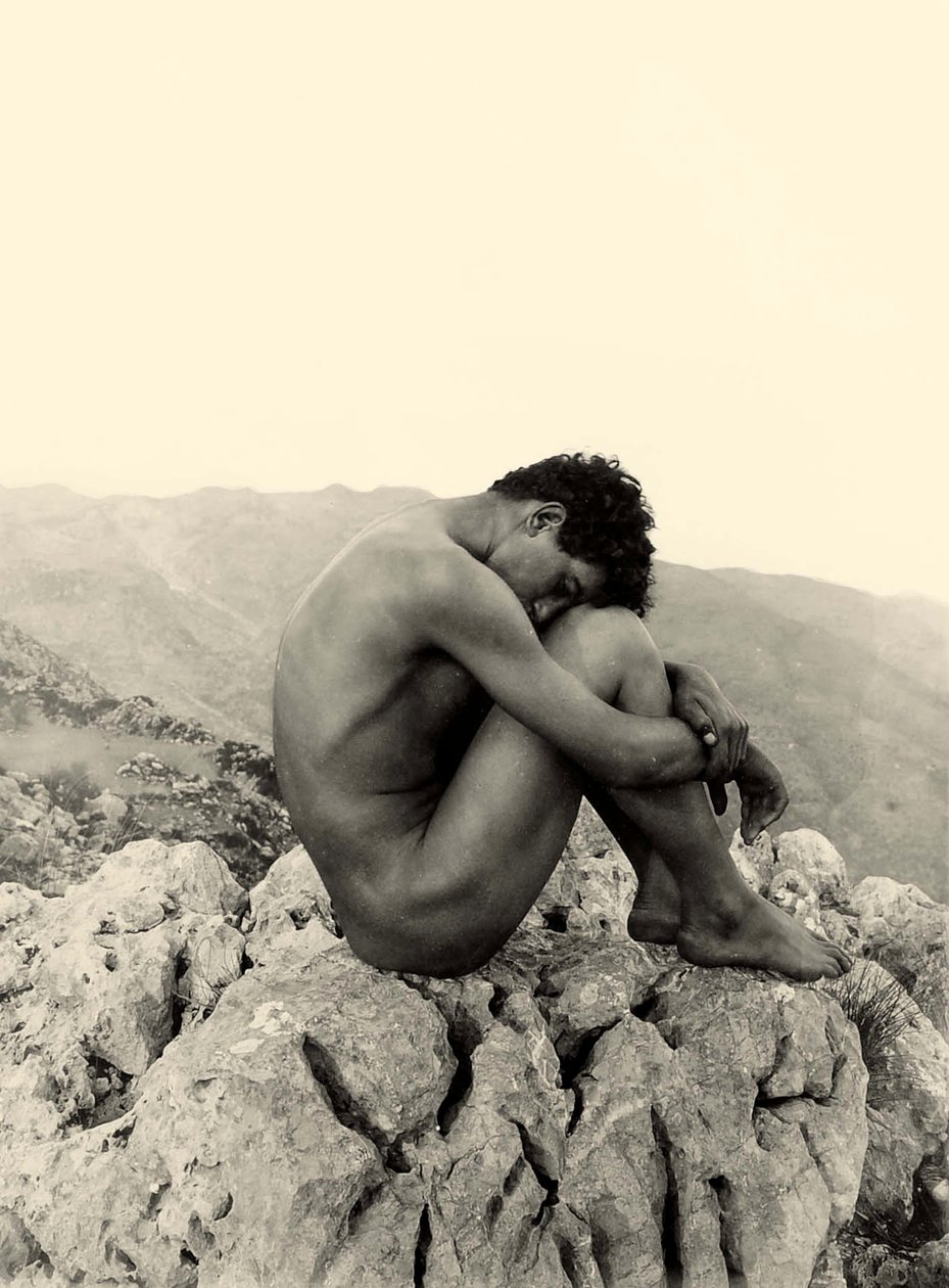 Estudio de un desnudo masculino en una roca, Taormina, Sicilia, c.1900 de Baron Wilhelm von Gloeden