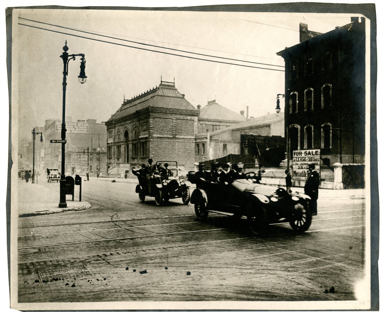 Tráfico de automóviles en Locust entre las calles Dieciocho y Diecinueve de William G. Swekosky