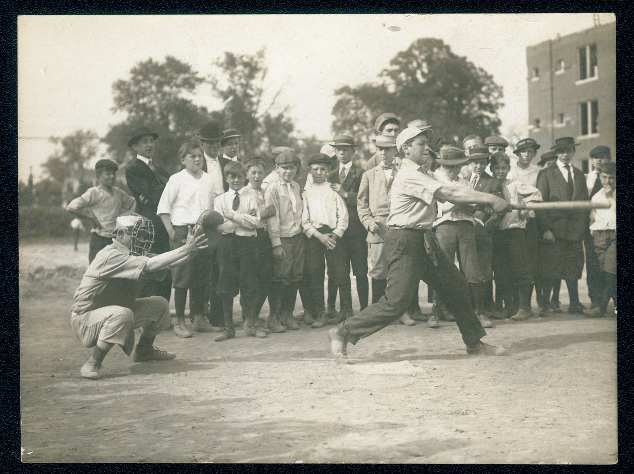 Niño bateando durante un juego de béisbol en un terreno baldío de William H. Trefts Jr.