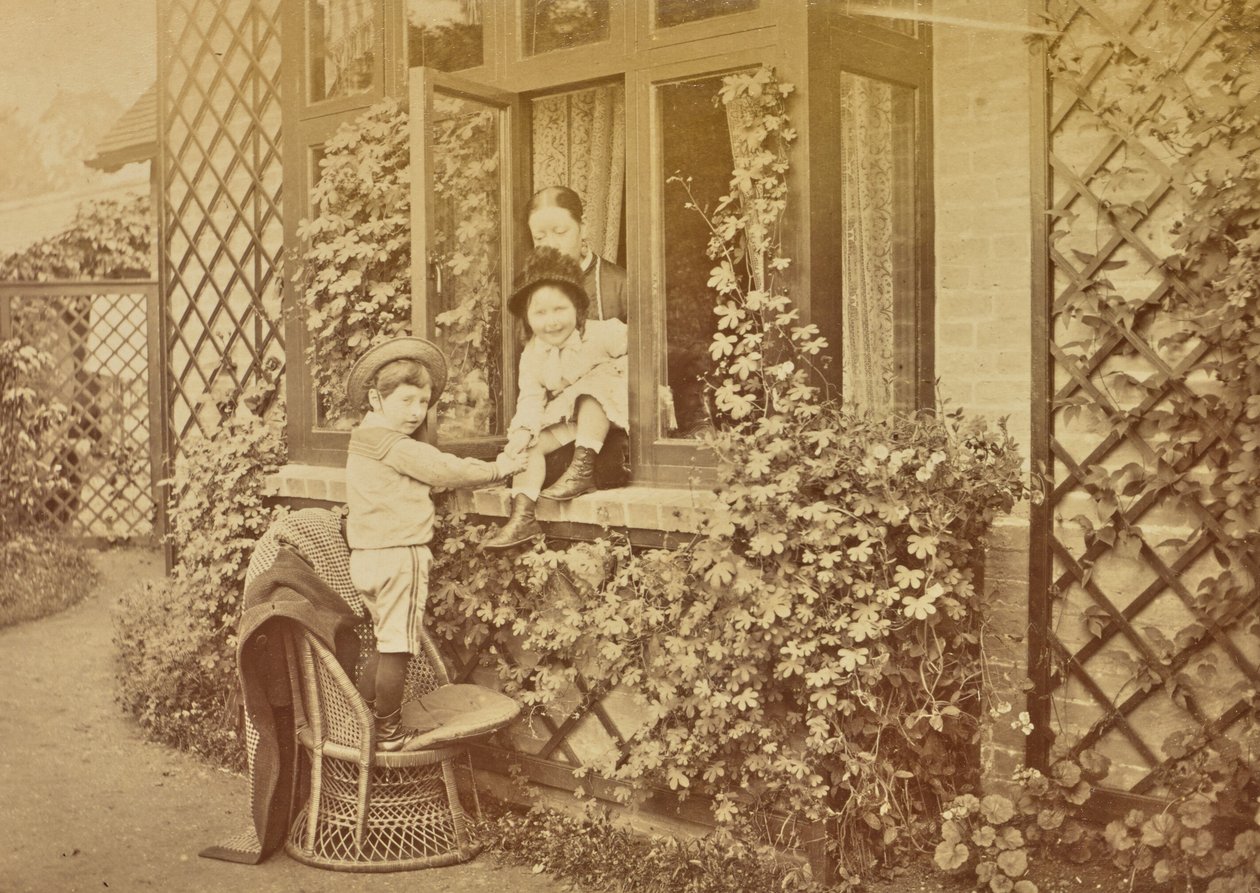 [Niños jugando en una ventana] de Willoughby Wallace Hooper