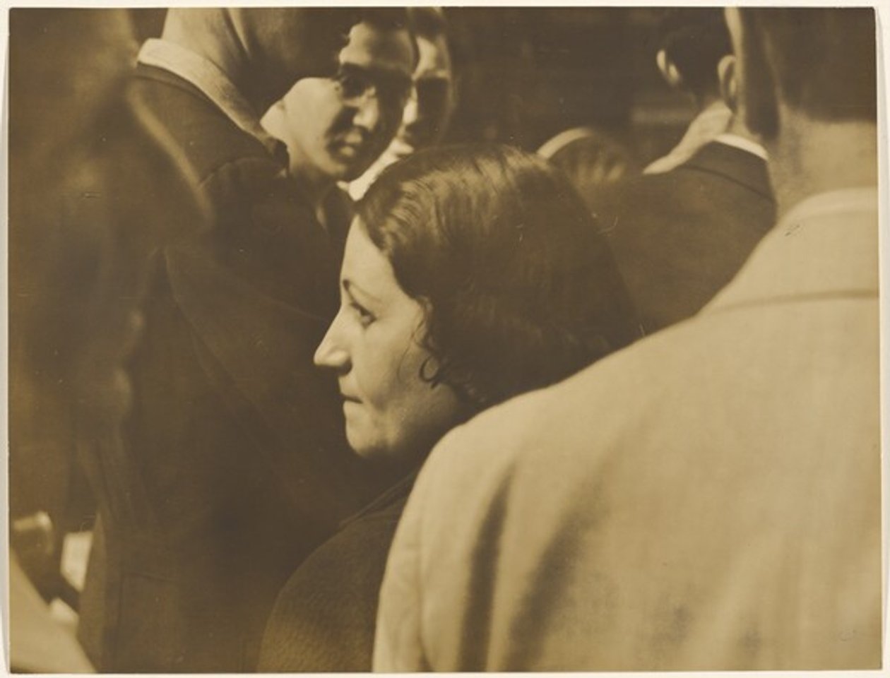 [Mujer entre la multitud]. de Yasuo Kuniyoshi