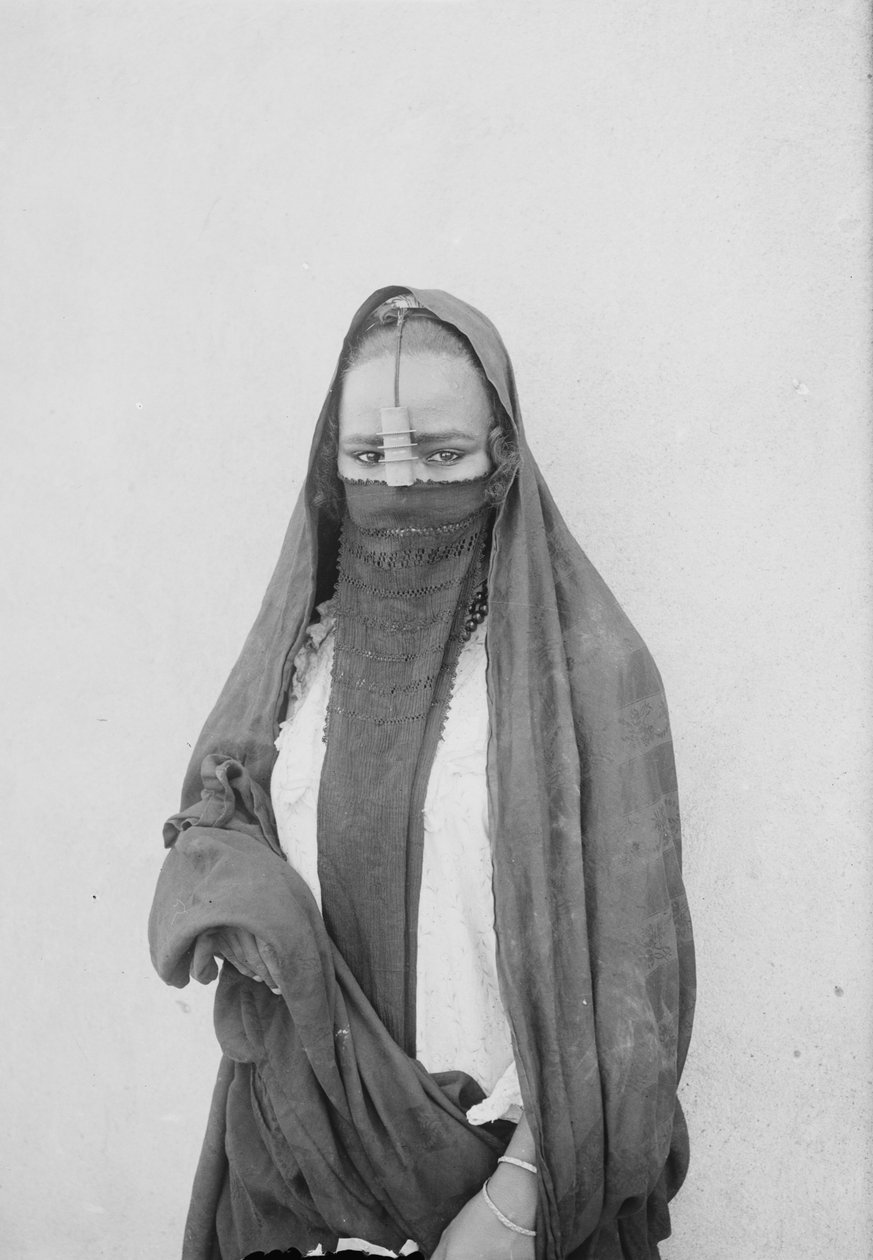 Una mujer velada, El Cairo, c.1910 de . .