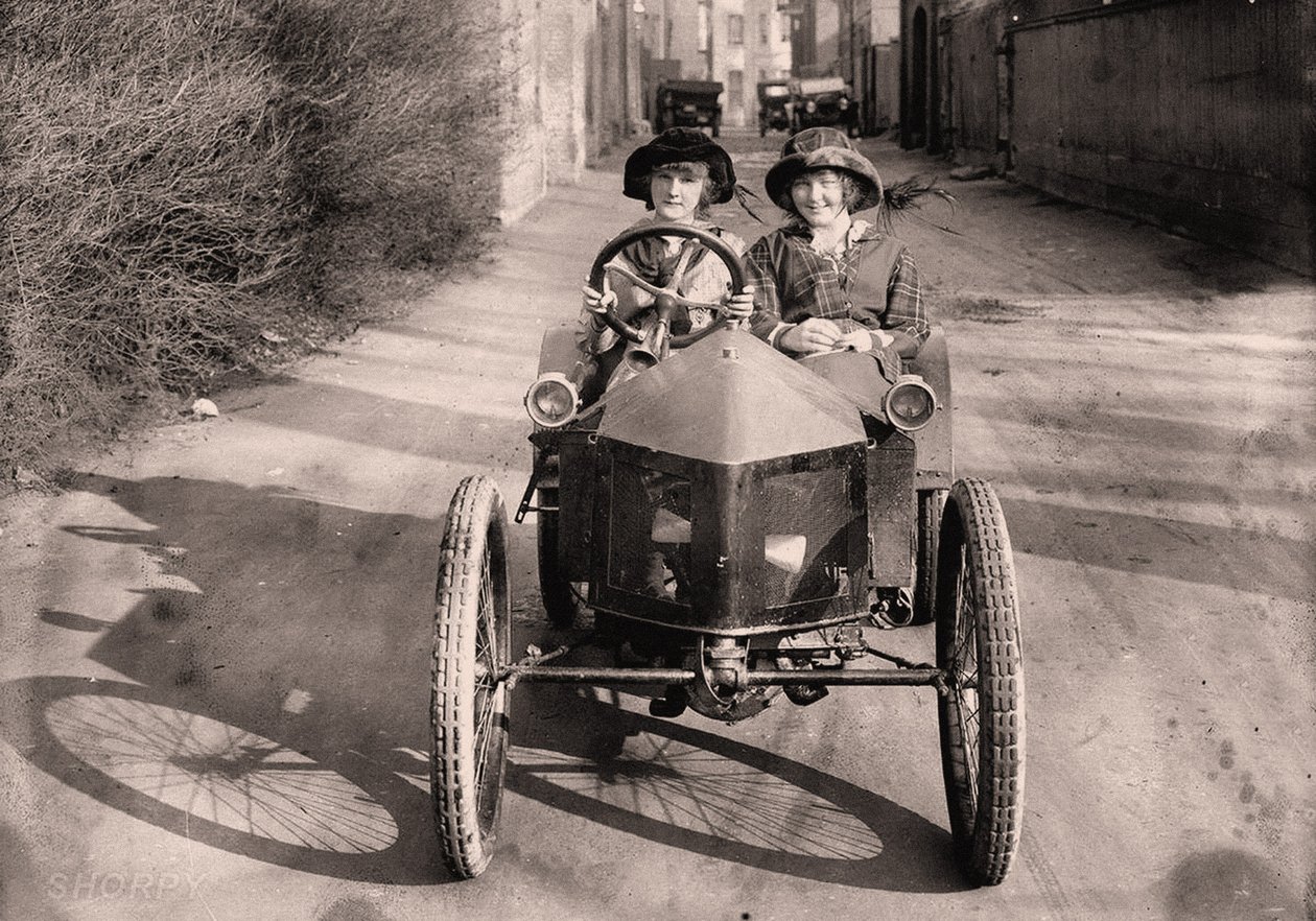 De paseo, c. 1912 (foto) de Frederick (attr. to) Barnard