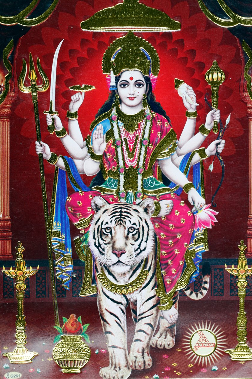 Imagen de la diosa hindú Durga sobre un tigre de . .