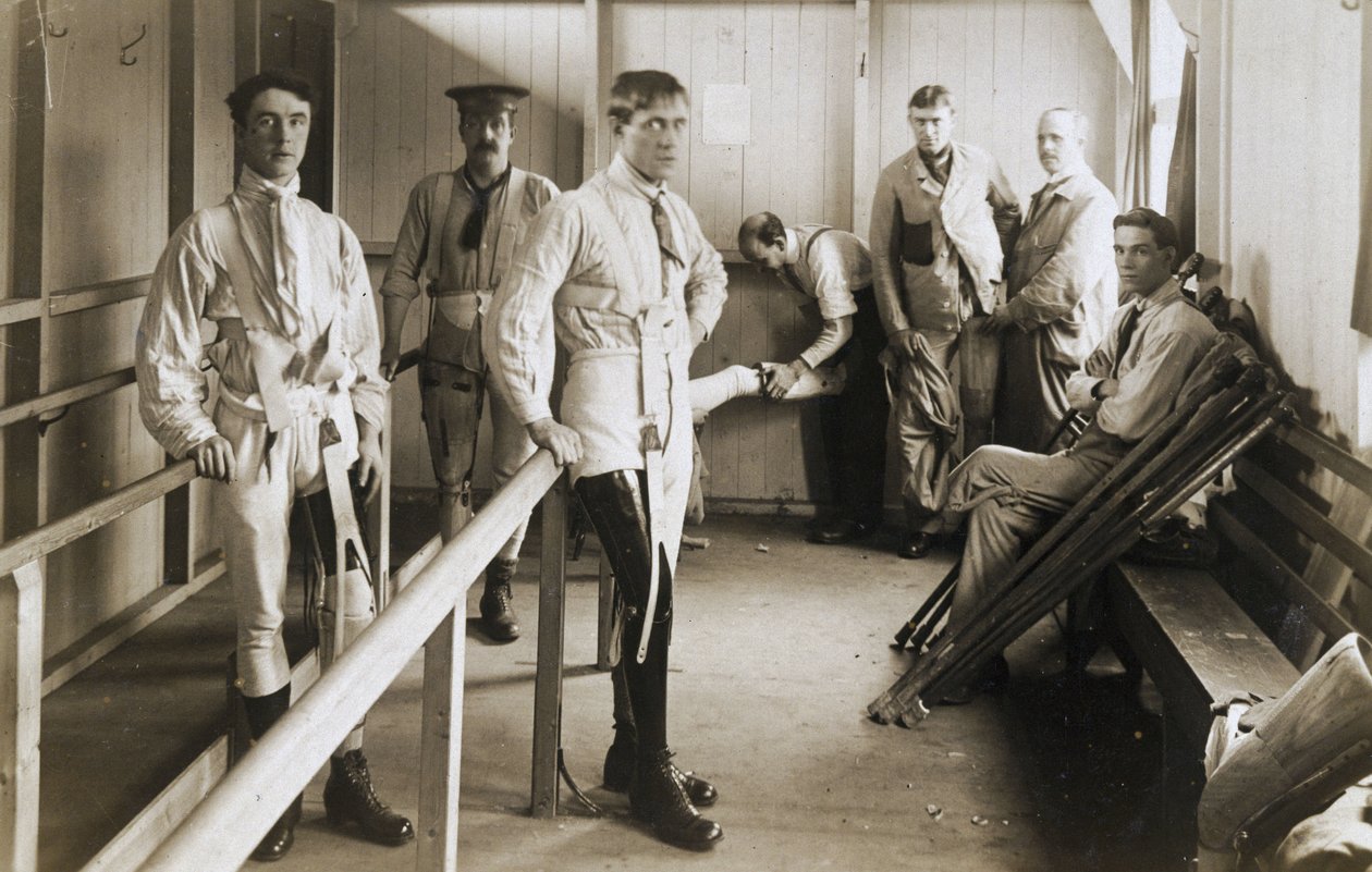 Soldados con prótesis usando piernas artificiales, c. 1915-1918 de Ferdinand Georg Waldmuller