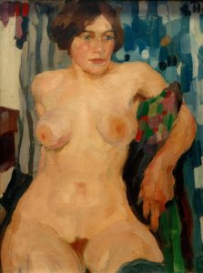 Desnudo sentado frente a una cortina