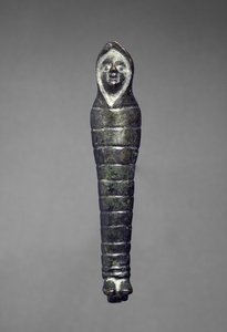 Mujer envuelta, encontrada en Horncastle (bronce)