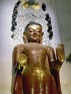 Estatua de un Buda de pie