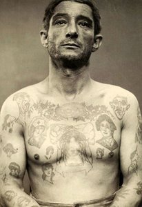 Retrato de un hombre tatuado