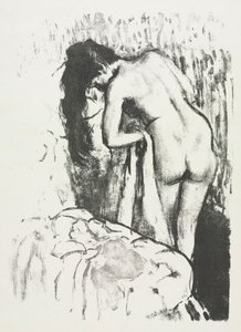 Mujer desnuda de pie, secándose