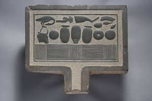 Mesa de ofrendas (grauvaca)
