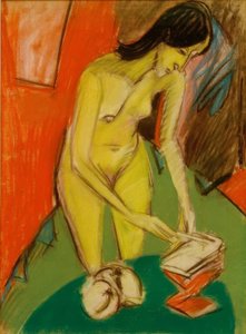 Desnudo femenino de pie en la mesa