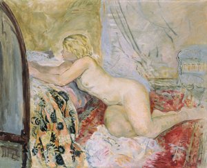 Desnudo acostado contra una cama