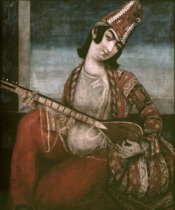 Joven mujer tocando una guitarra