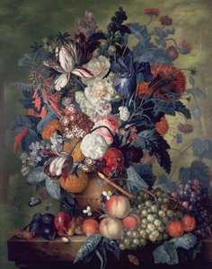 Un jarrón de flores con frutas