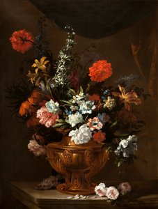 Flores en un jarrón esculpido