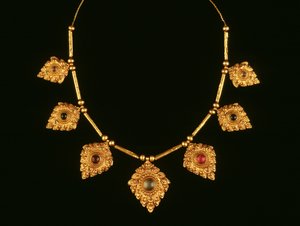 Collar, siglos XVII-XVIII (oro y piedras preciosas)
