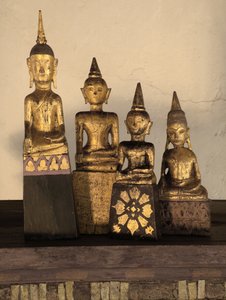 Budas votivos de madera, norte de Tailandia