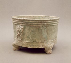 Vasija trípode de barro, dinastía Han, 25-220 d.C.