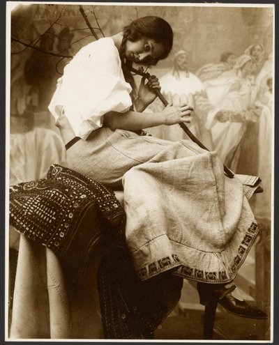 [Modelo femenina sentada sosteniendo una rama de árbol] de Alphonse Maria Mucha