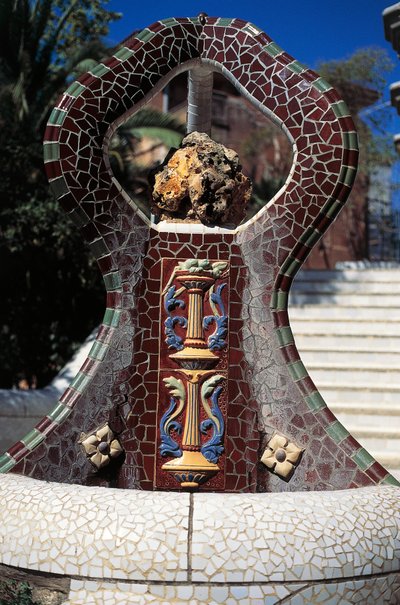 Fuente de azulejos, Parque Güell de Antoni Gaudi