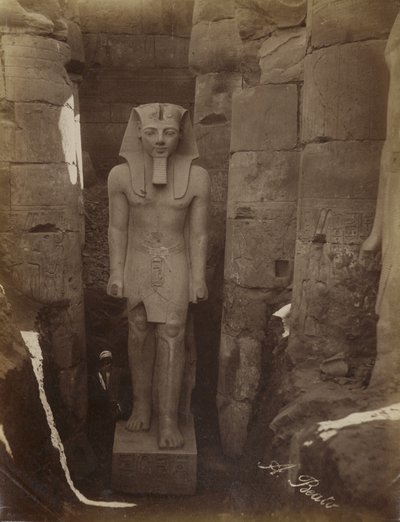 Estatua de Ramsés II en Luxor de Antonio Beato