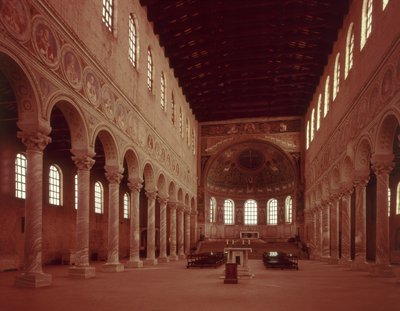 Vista de la nave y el altar de Byzantine School