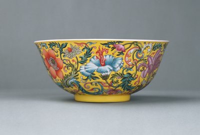 Cuenco de fondo amarillo de famille rose, 1821-1850 de Chinese School