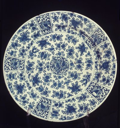 Plato con patrón de rosa azul, 1764 de Dutch School