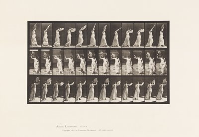 Placa 41. Caminando, coqueteando con un abanico de Eadweard Muybridge