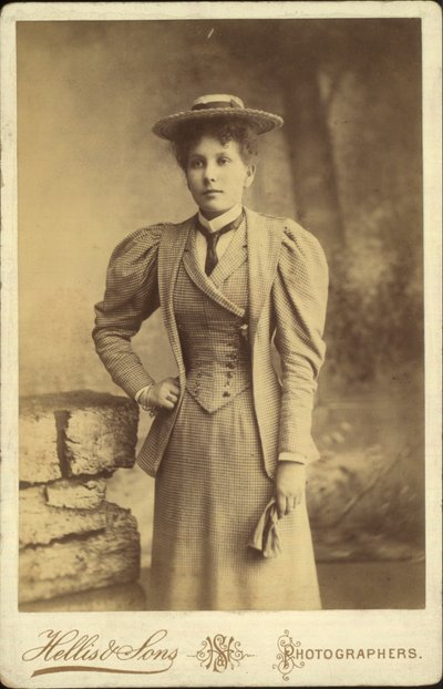 Ficha de gabinete, retrato de una mujer de English Photographer