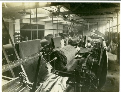 Sala de fieltro de aguja, molino Long Meadow, 1923 de English Photographer