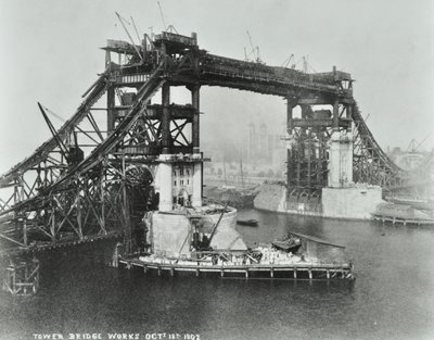 Tower Bridge en construcción, 1892 de English Photographer