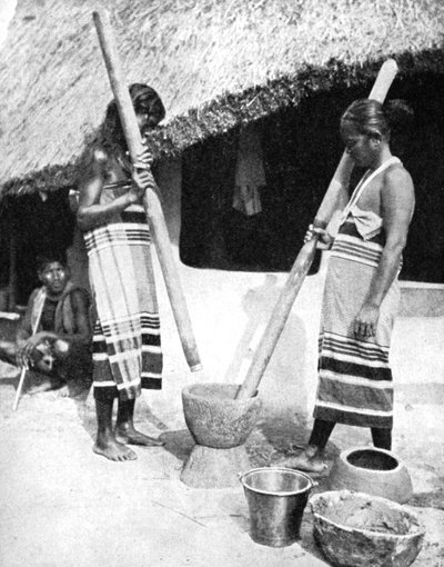 Mujeres Newar moliendo grano, Nepal, 1936 de Ewing Galloway