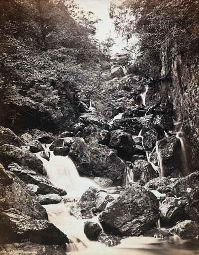 Paisaje fluvial cerca de Derwentwater en Gran Bretaña de Francis Frith