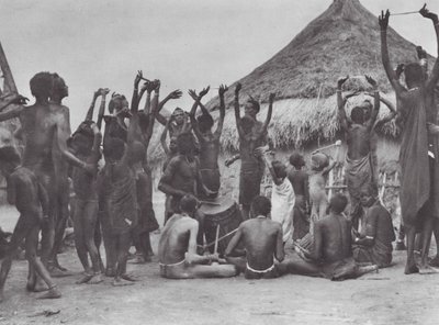 África: Dinka cow-dance (foto b/n) de Hugo Adolf Bernatzik