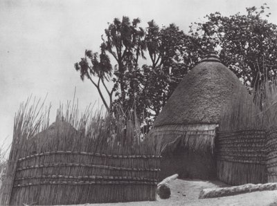 África: Templo Shilluk (foto b/n) de Hugo Adolf Bernatzik