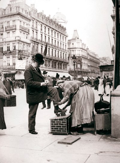 Mujer lustrando zapatos, Bruselas, 1898 de James Batkin